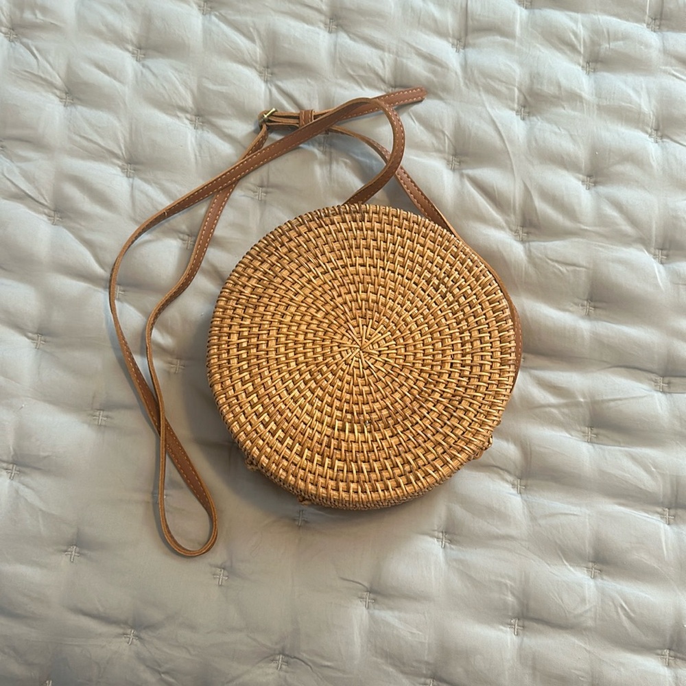 Round straw bag